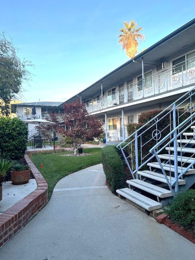 Building Photo - 251 N El Molino Ave