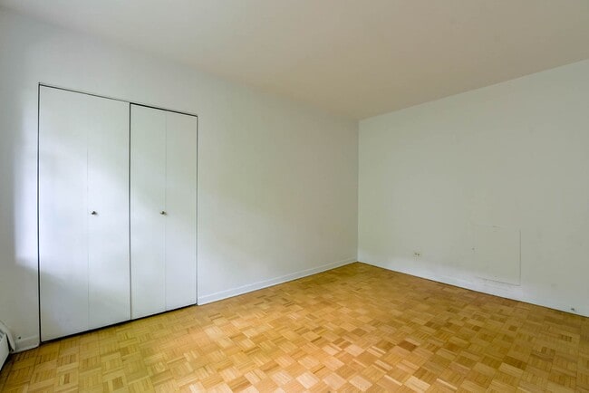 Building Photo - 2400 Av. Van Horne