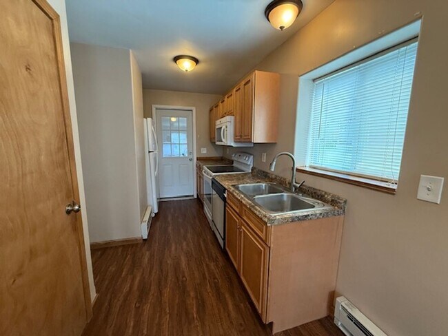 Building Photo - Beautifully Remodeled Duplex in the Villag...