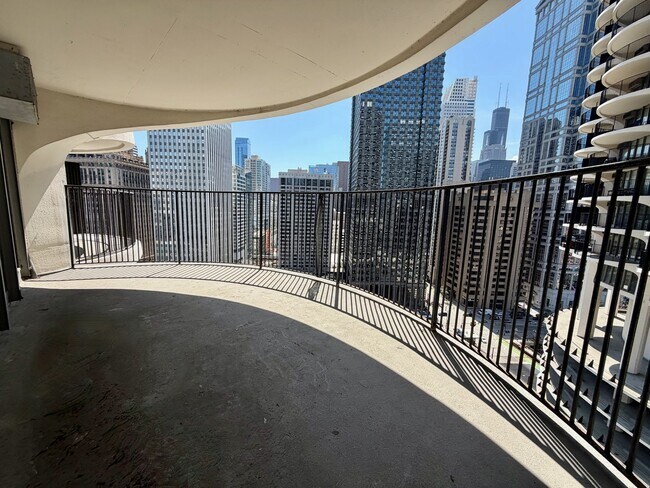 Foto del edificio - 300 N State St