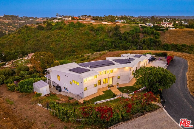 Foto del edificio - 28405 Via Acero St