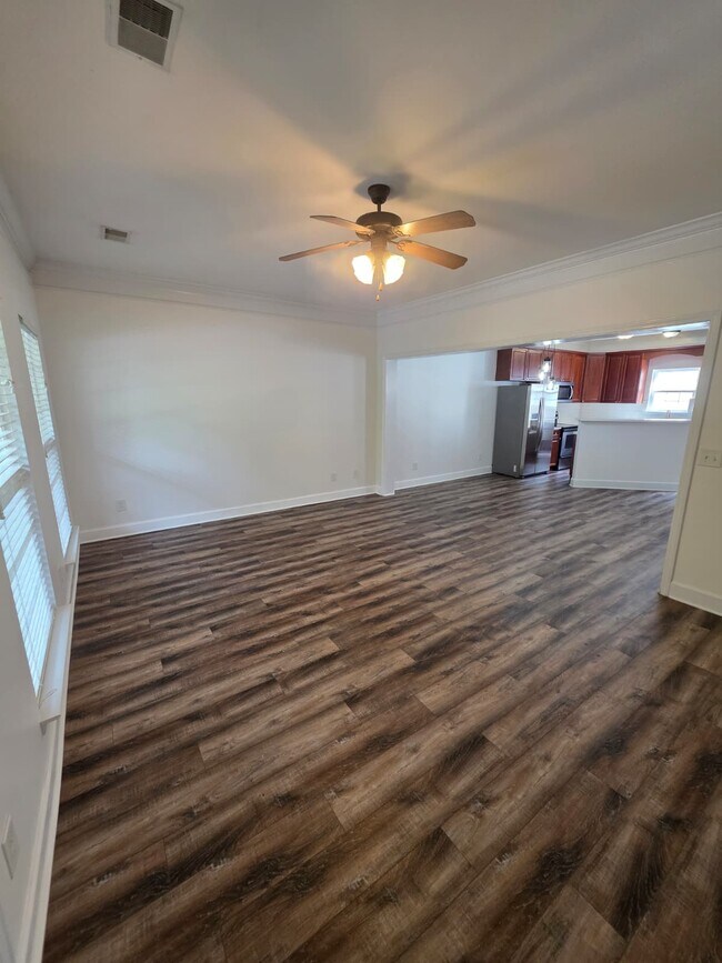 Foto del edificio - 7025 Sunnywood Dr