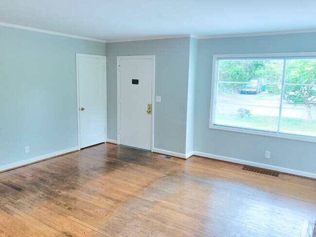 Foto del edificio - Adorable Hazelwood Bungalow on Secluded Road with Detached Garage, Expansive Basement and Yard