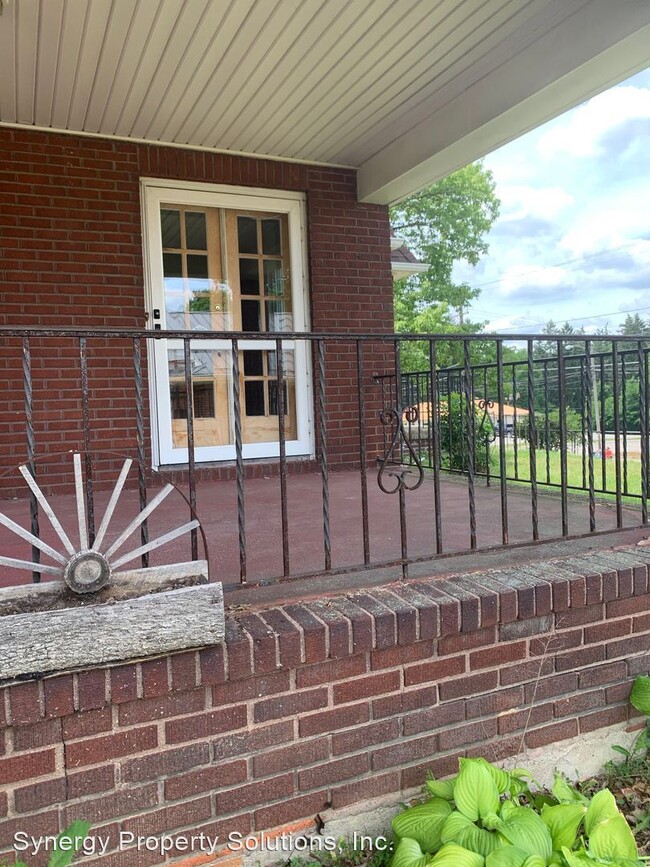 Building Photo - 4 br, 1.5 bath House - Park Ave West 825 R...