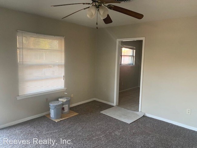 Building Photo - 3 br, 1 bath House - 1214 Oak Lane Circle W