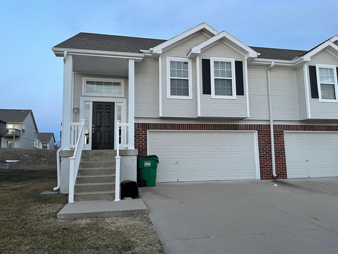 3021 Eagle Ridge Dr, Platte City, MO 64079 Townhome Rentals in Platte