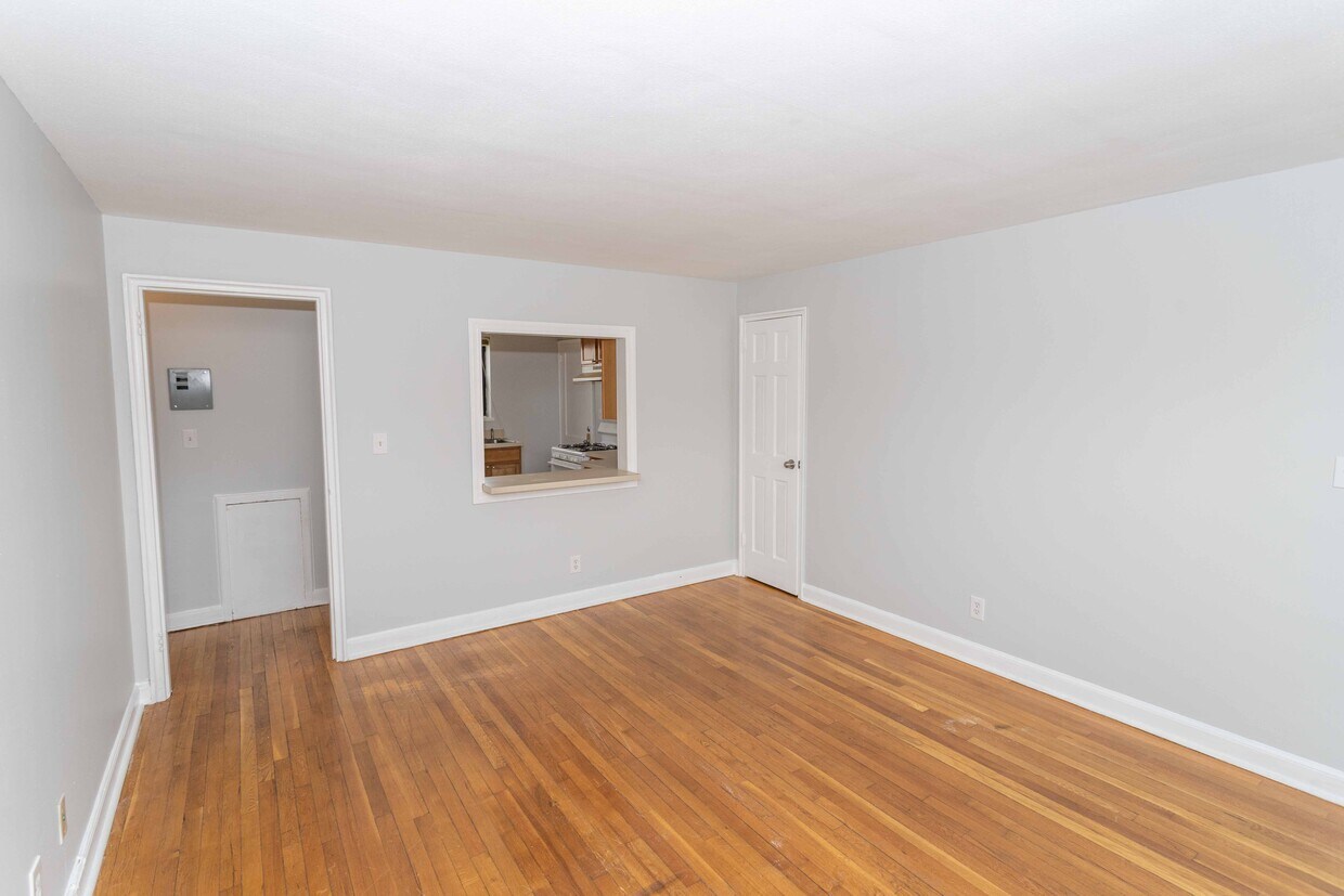 Foto principal - 235 Quaker Ln S