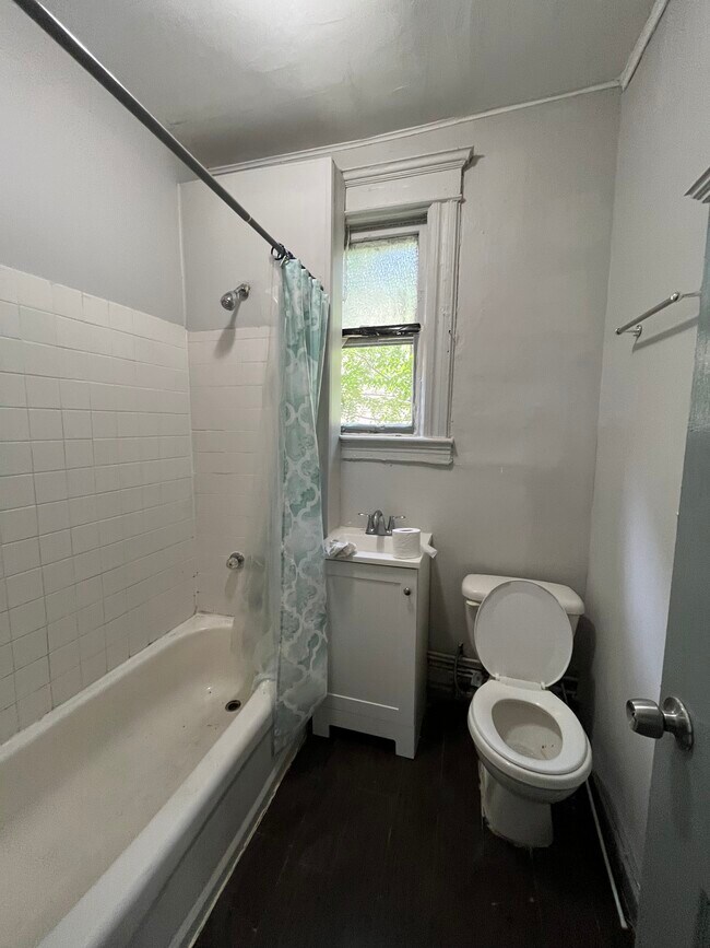 Building Photo - 147 Bostwick Ave
