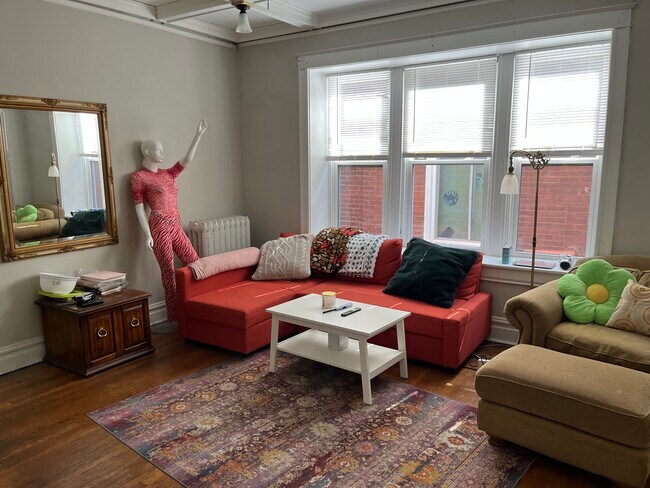 Foto del edificio - 6029 McPherson Ave