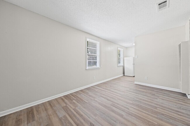 Building Photo - 410 Carbon Cove