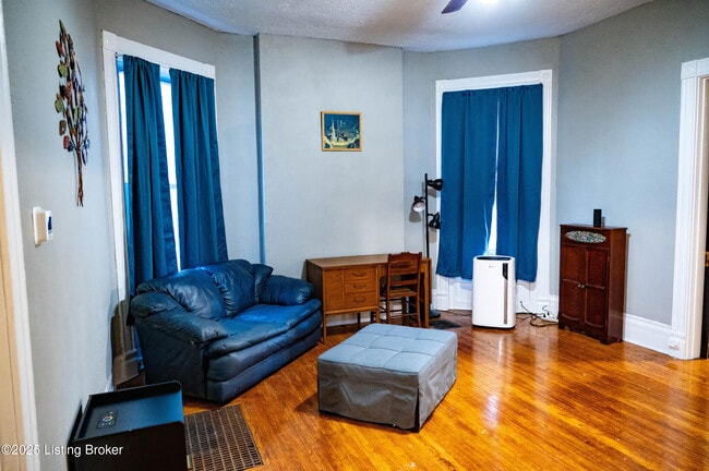 Foto del edificio - 1331 S Floyd St