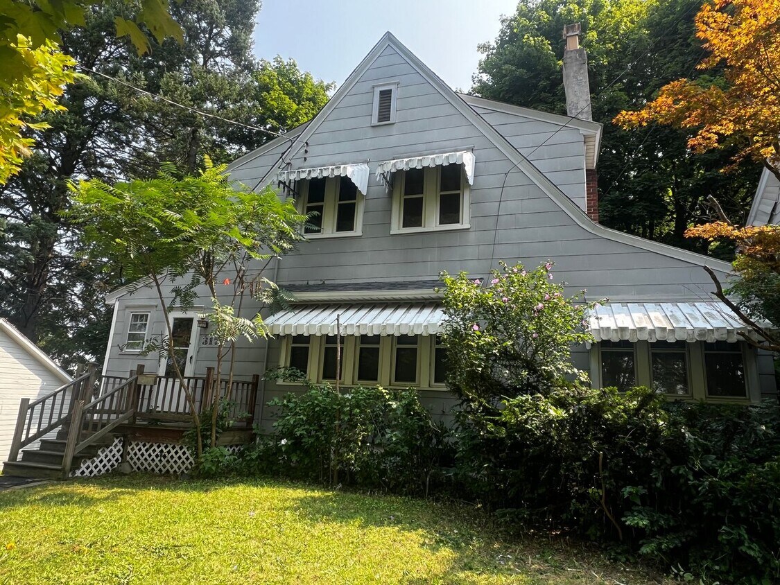 Primary Photo - Newly Renovated House For Rent in the East...