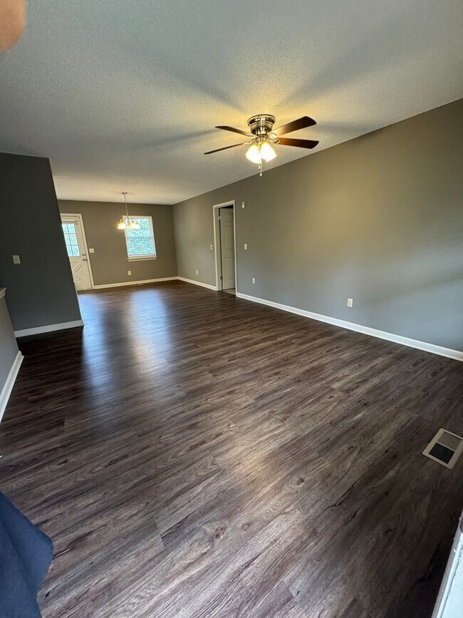 Foto del edificio - Spacious 3 bedroom 3 bath beautiful home w...