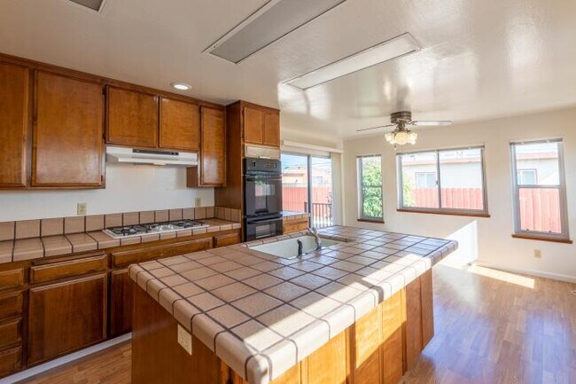 Foto del edificio - 3 bedroom in South San Francisco CA 94080