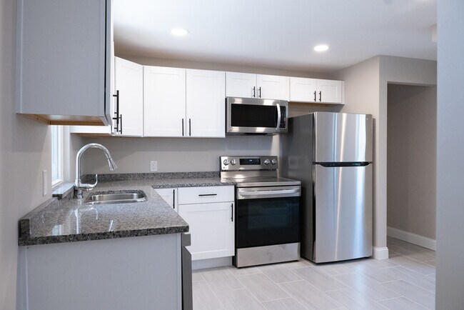 Building Photo - Beautiful Remodeled Townhome in Newport