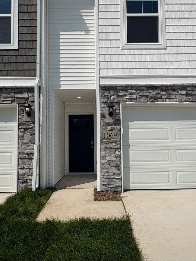 Building Photo - 1069 Daisy Ln