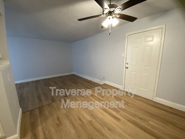 Foto del edificio - 6814 Trail Lake Drive