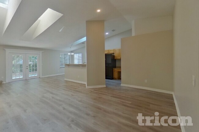 Foto del edificio - 12124 Roundham Ln N