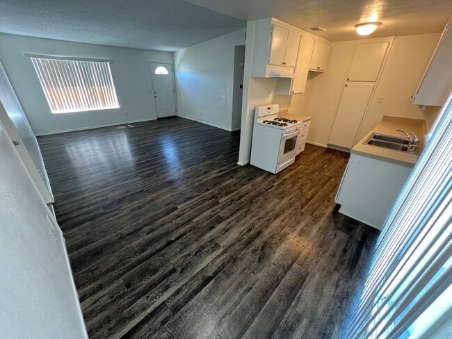 Building Photo - 3 bed 2 bath house New flooring, new kitch...