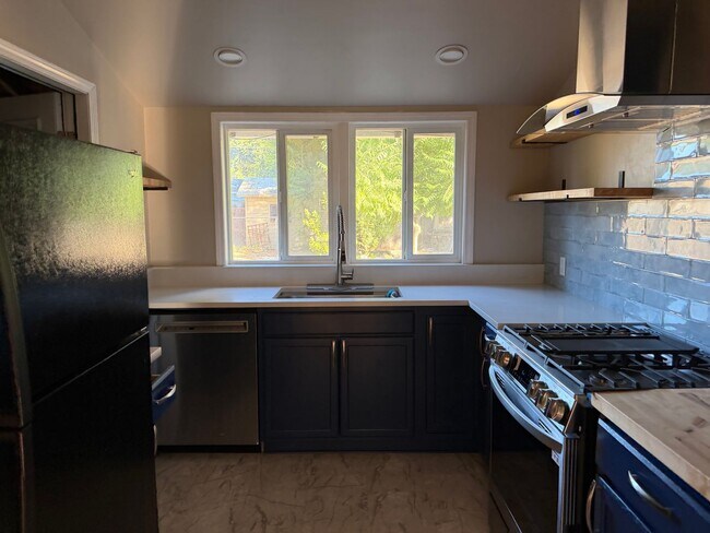 Foto del edificio - For Rent: Updated 2 Bed / 1 Bath Home in West Sacramento