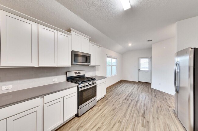 Building Photo - 221 Majestic Cedar Dr