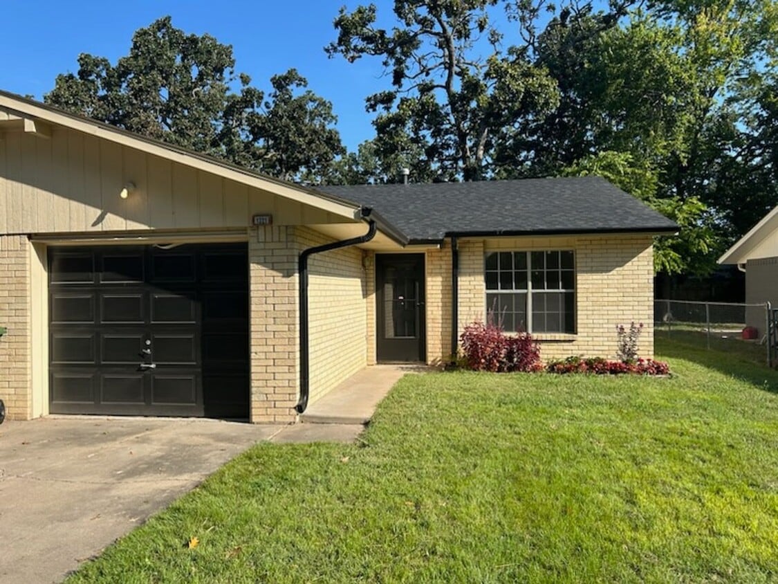 Building Photo - Charming 2 Bedroom Duplex with Garage & Fe...
