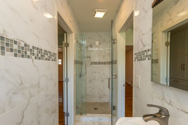 Foto del edificio - 854 Oneonta Dr