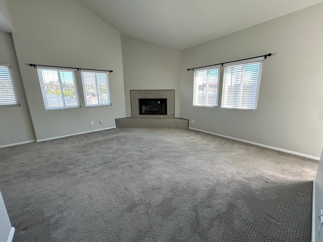 Main living area with fireplace - 3222 Morningside Dr