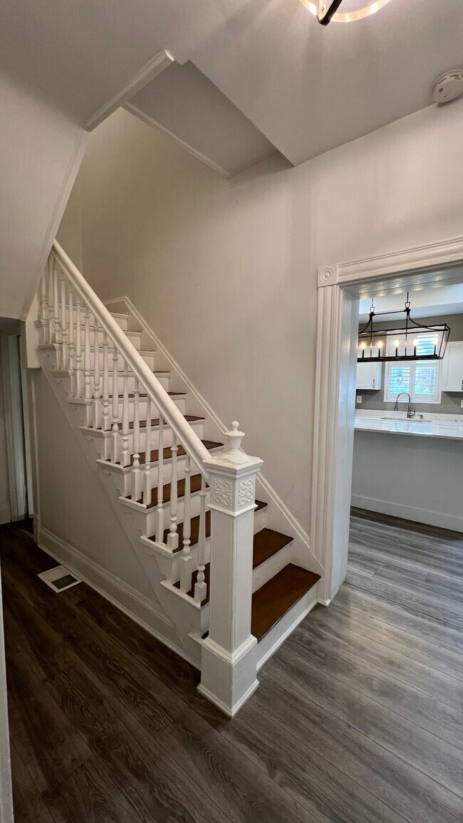 Building Photo - 438 Linden St