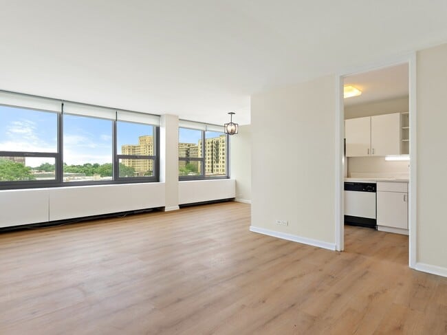 Building Photo - 1700 E 56th St