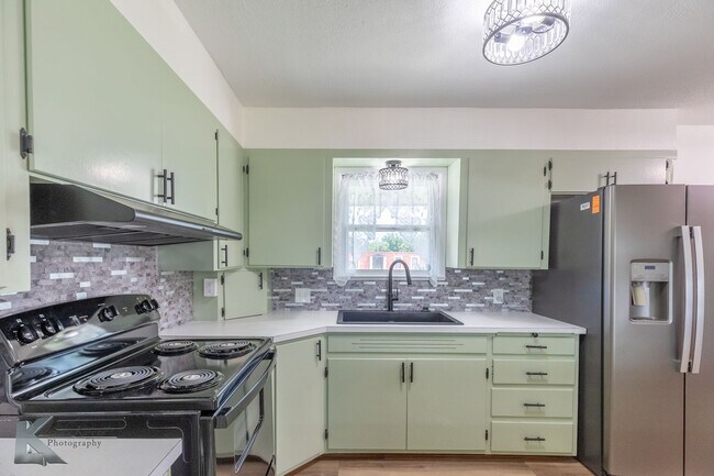 Foto del edificio - 4 BED, 2 BATH, 2 CAR GARAGE!