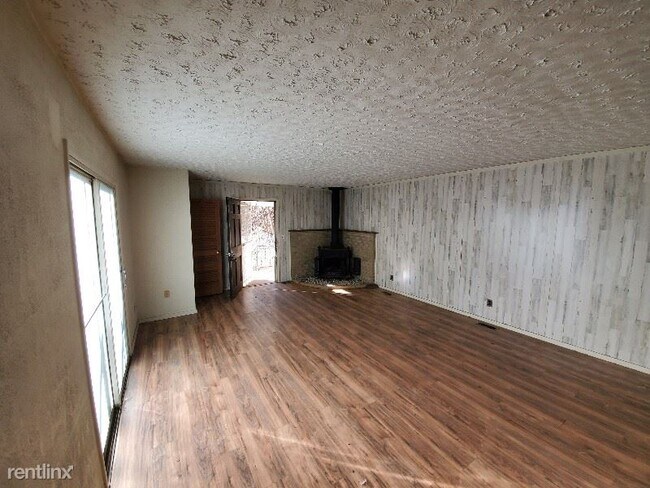 Building Photo - 3 br, 1 bath House - 6214 County Highway 1...
