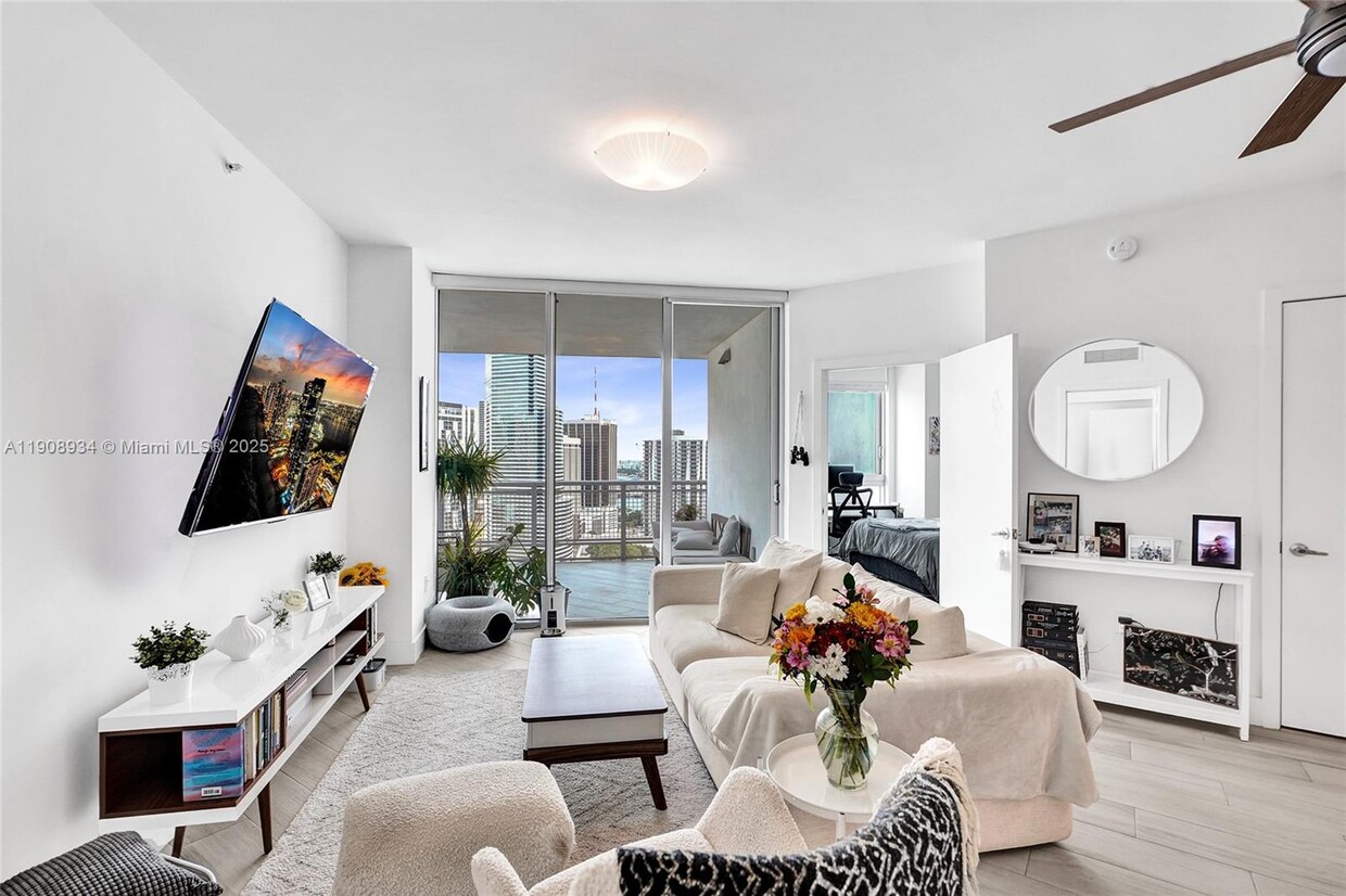 Foto principal - 350 S Miami Ave