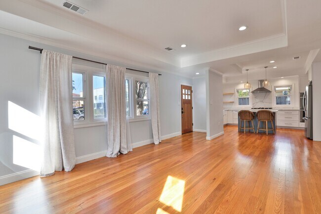 Building Photo - 520 Camino Dr