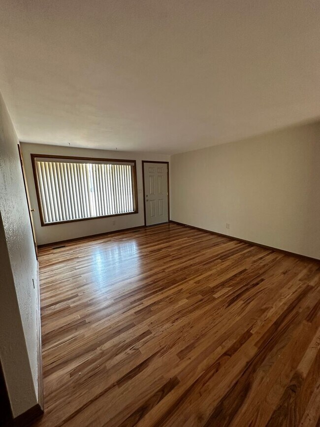 Building Photo - Very Nice 2 Bedroom Duplex with Hardwood Floors, in SE Corvallis