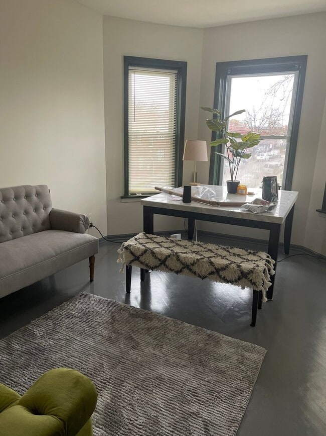 Building Photo - Charming 2BR Duplex in Chicago
