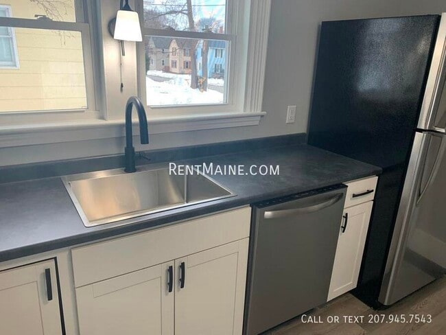 Building Photo - 166 Birch St