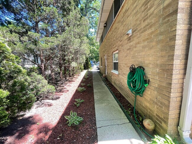 Building Photo - 33490 N Lake Shore Dr