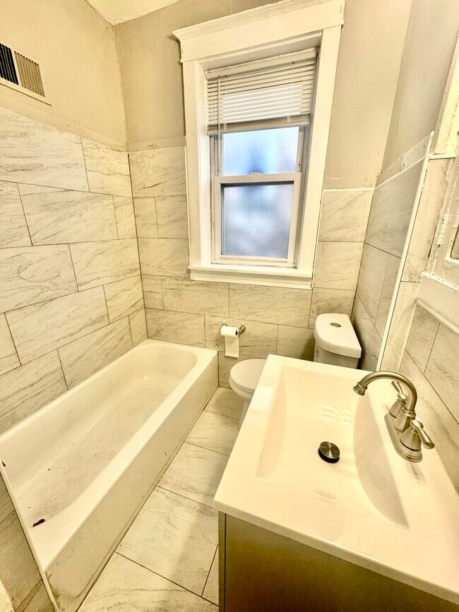 Foto del edificio - 4055 Tholozan Ave