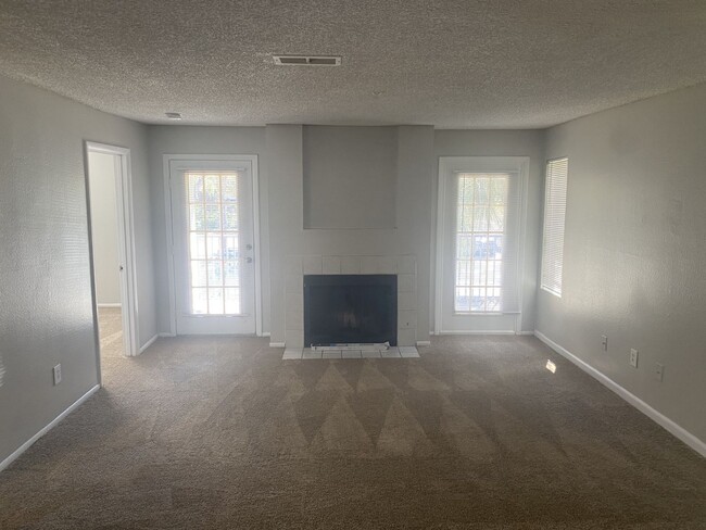 Building Photo - Large 2 bedroom 2 bath Condo with Fireplace