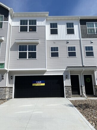 Building Photo - 166 NE 23rd Ln