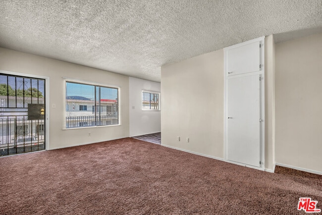 Building Photo - 1095 W 39th St