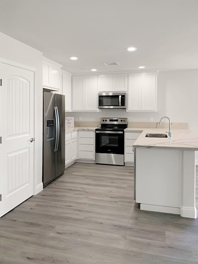 Building Photo - 1028 W Langley Ave