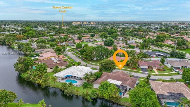 Foto del edificio - 16530 Lake Tree Dr