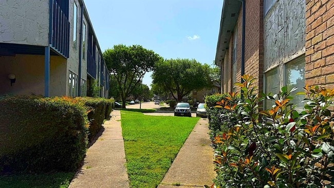 Building Photo - 8360 Jorine Dr
