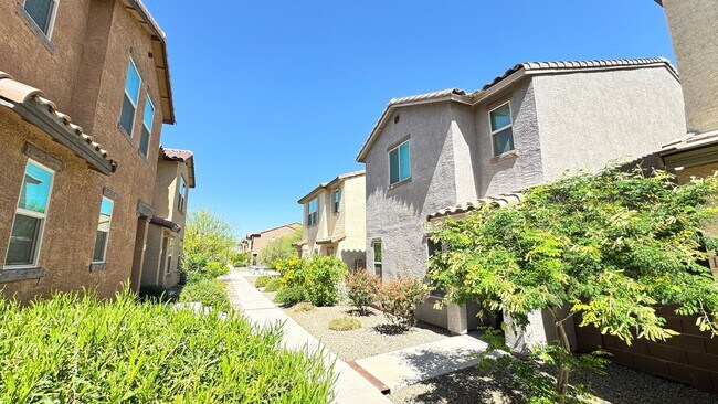 Building Photo - North Central (Mountain and Prince)  2 story, 3 bed, 2.5 bath home with 2 car garage!