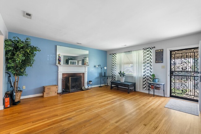 Foto del edificio - Spacious, Remodeled 3-Bedroom Home in Quie...