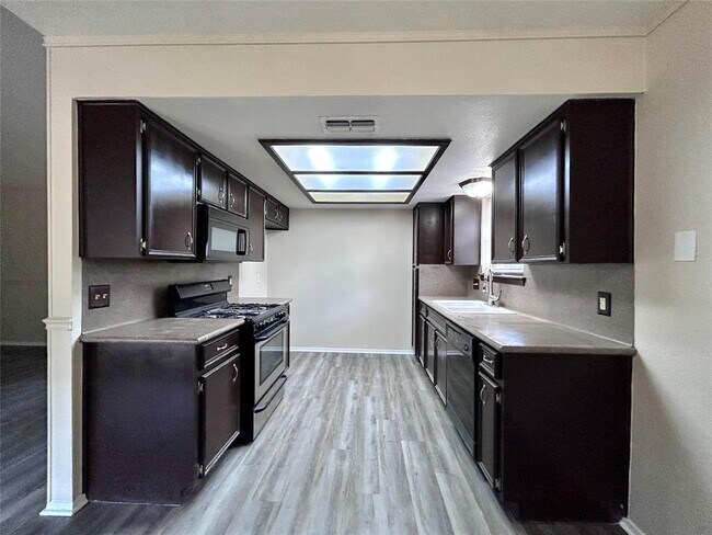 Foto del edificio - 906 Spring Tree St