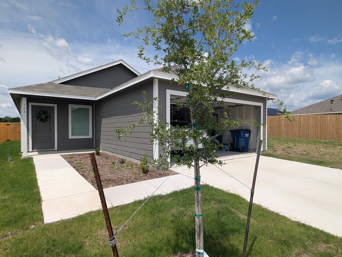 Foto principal - 304 Cornstalk Ln