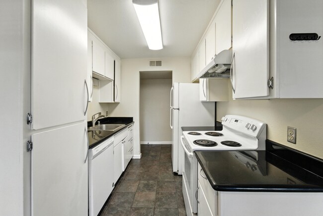 Building Photo - 303 Tradewinds Dr